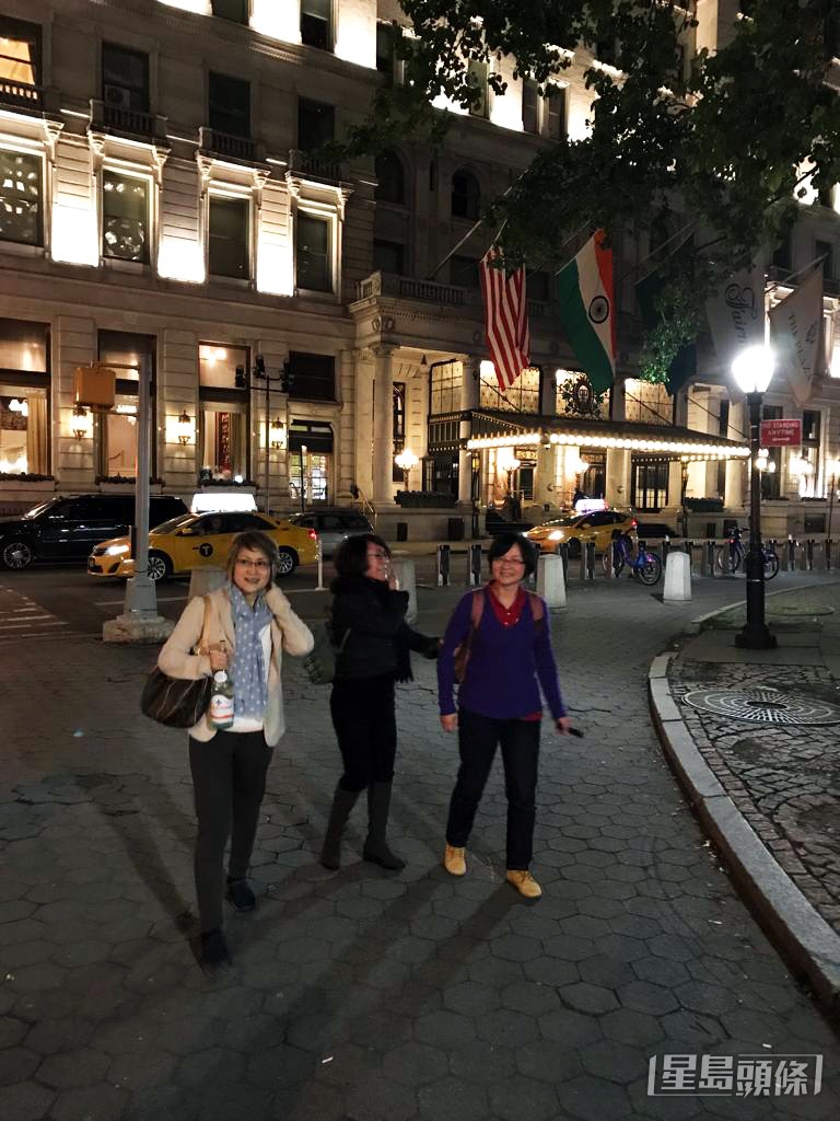 尤雅在紐約入住的酒店前和朋友們閑逛。