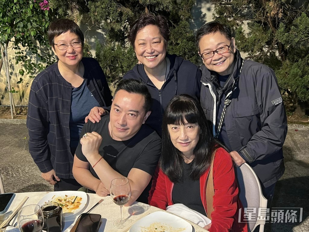 日前資深傳媒人汪曼玲（後右）於社交平台分享到訪上水古洞一個醬園的照片。