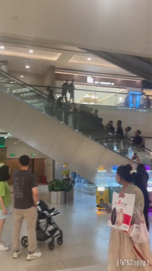 前面有3個人，後面更有十數人緊隨其後。