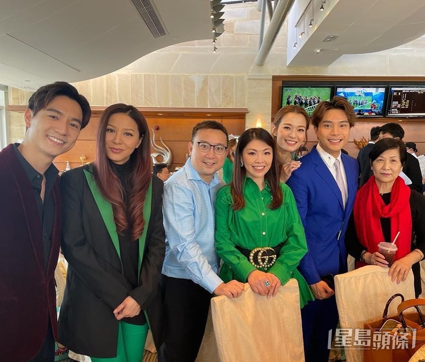 之前TVB的馬場活動,站在高層珍姐旁。