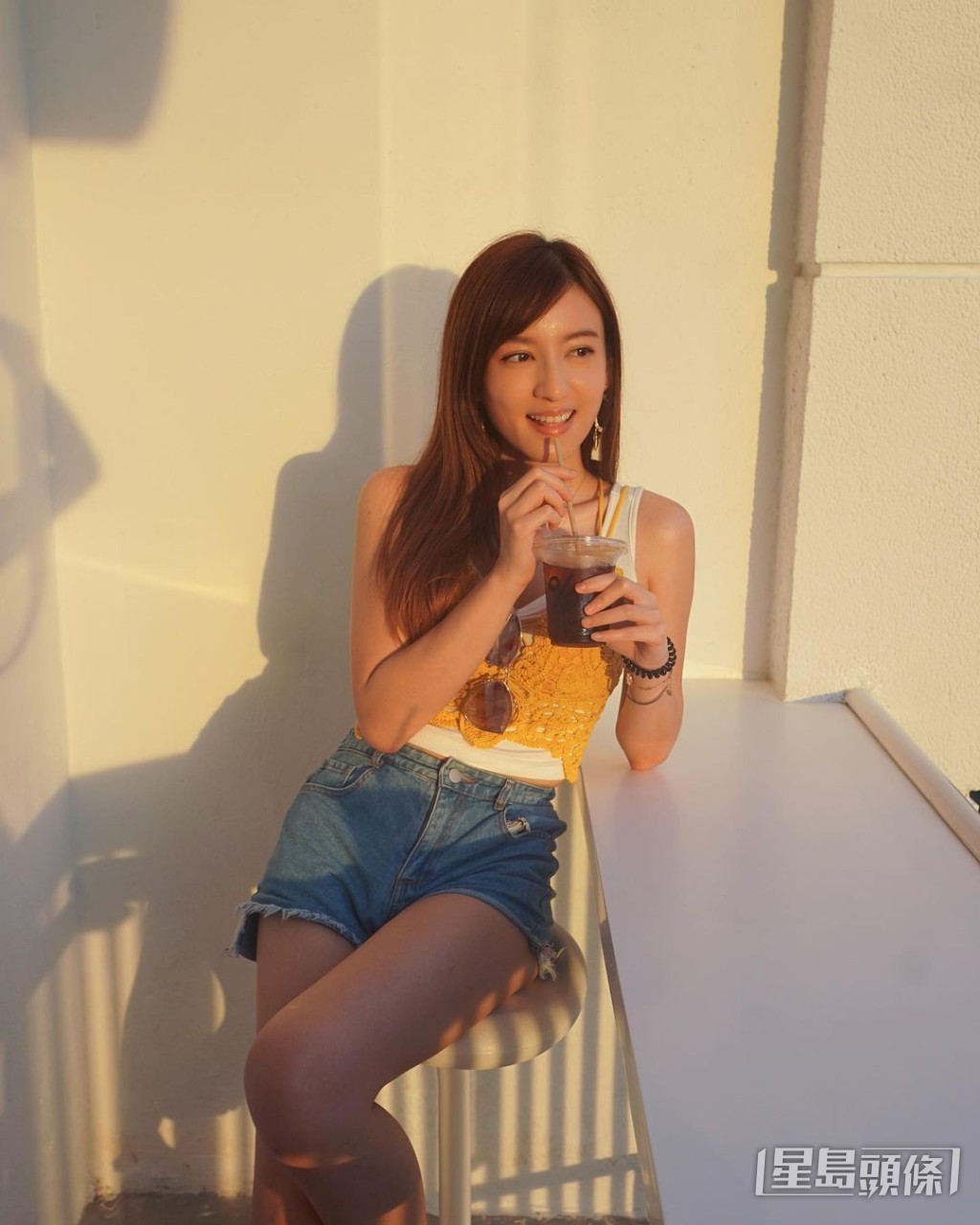 陳嘉倩休閒歎咖啡。