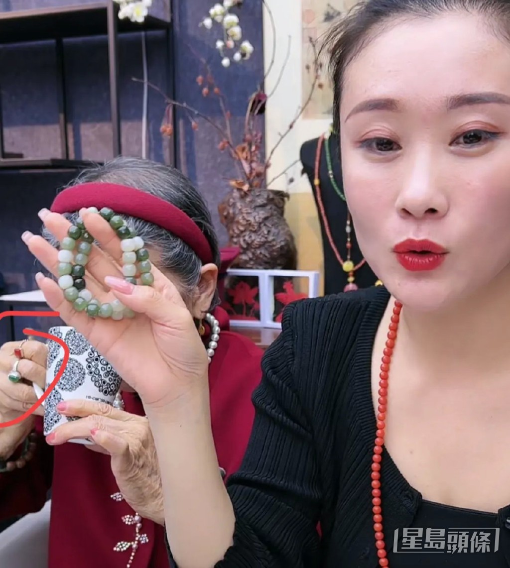 不过见到杨奶奶身上有不少珠宝首饰。