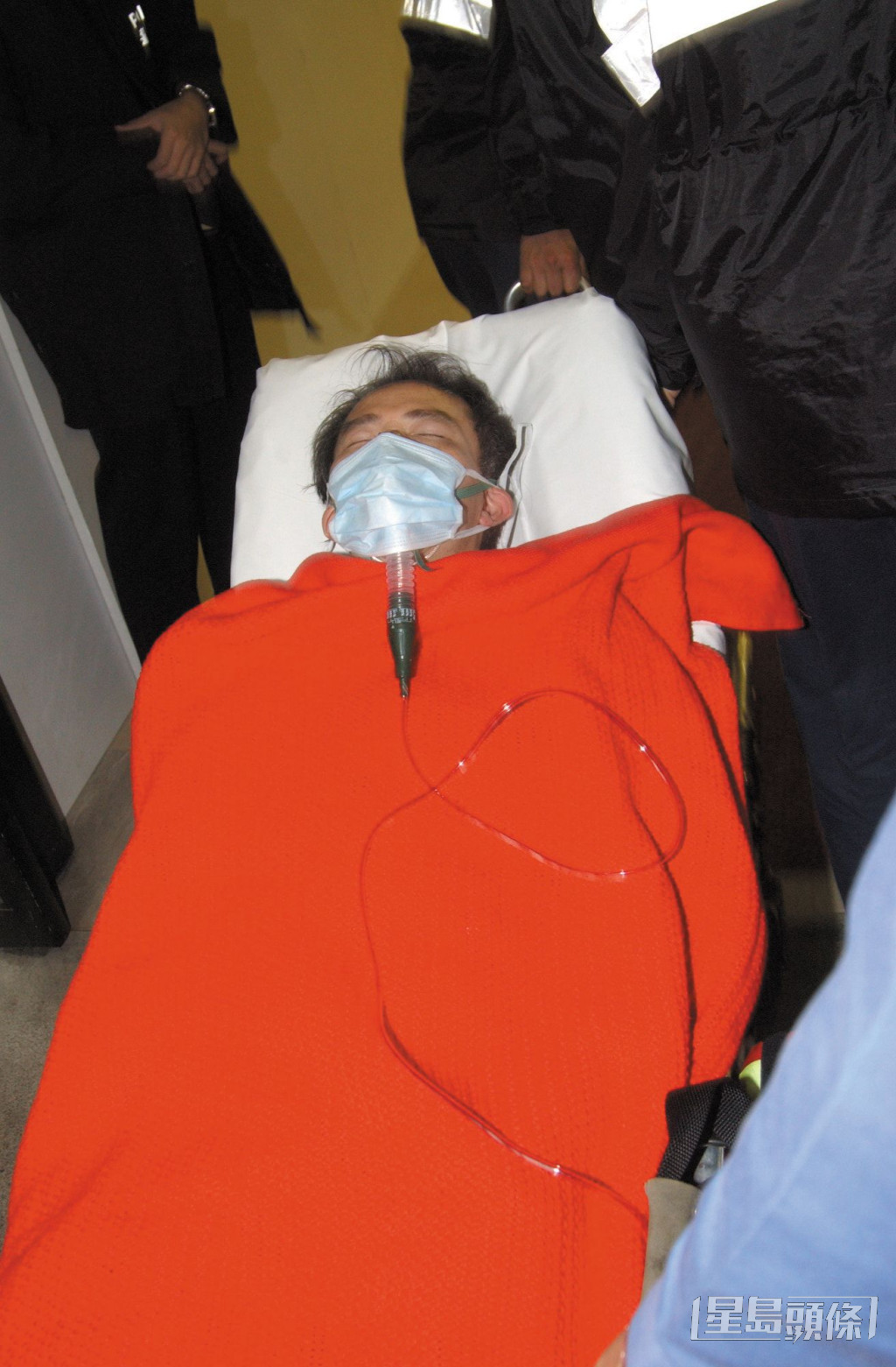 梅启明在梅艳芳的火葬仪式中昏倒，被送院诊治。