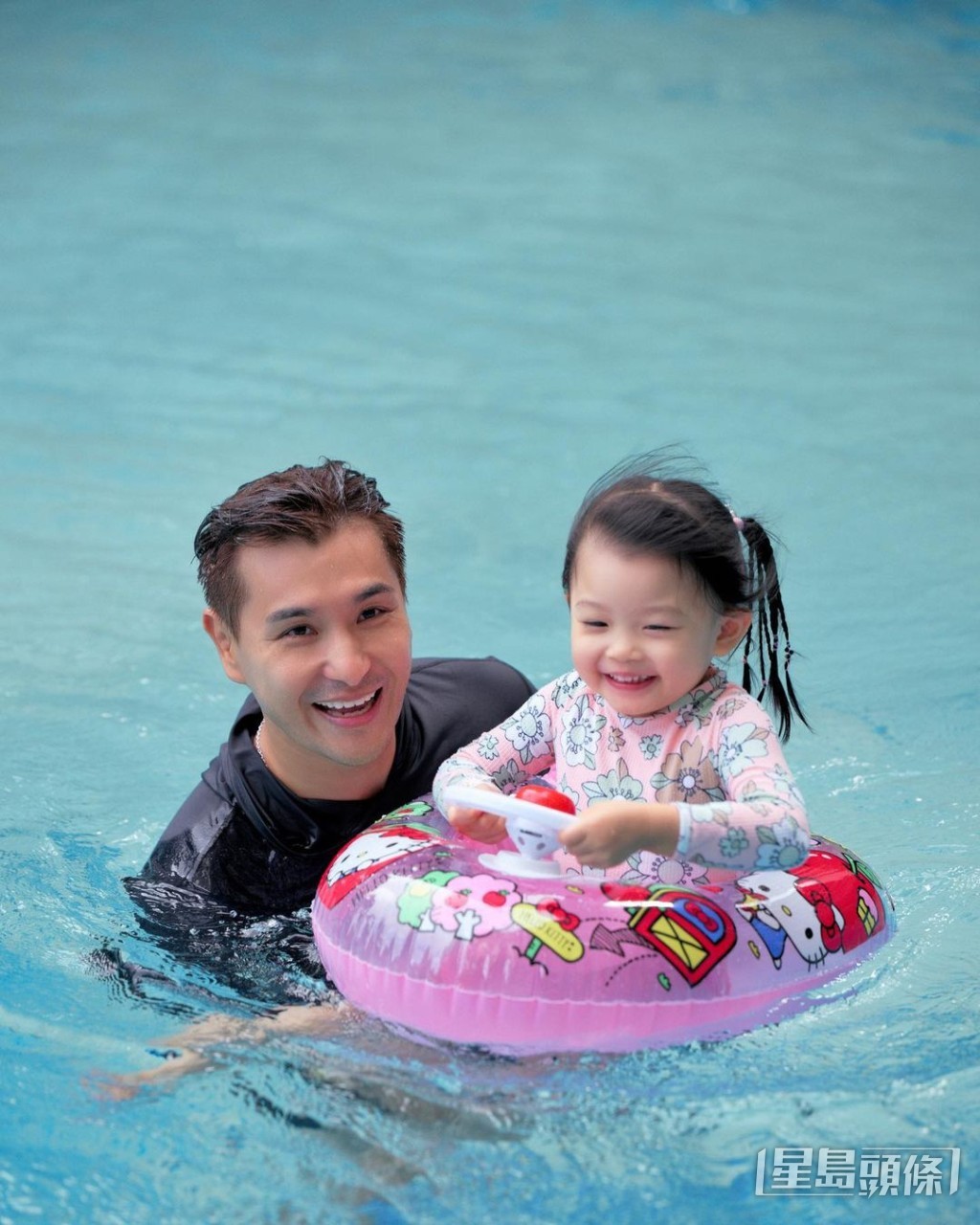 陳展鵬以身教教導女兒要孝順。