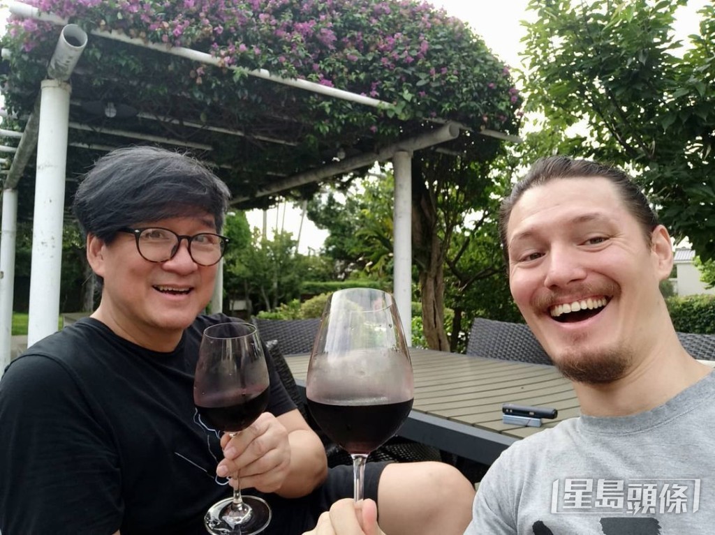 周华健与太太康粹兰育有一子周厚安（右）和一女周厚恩。
