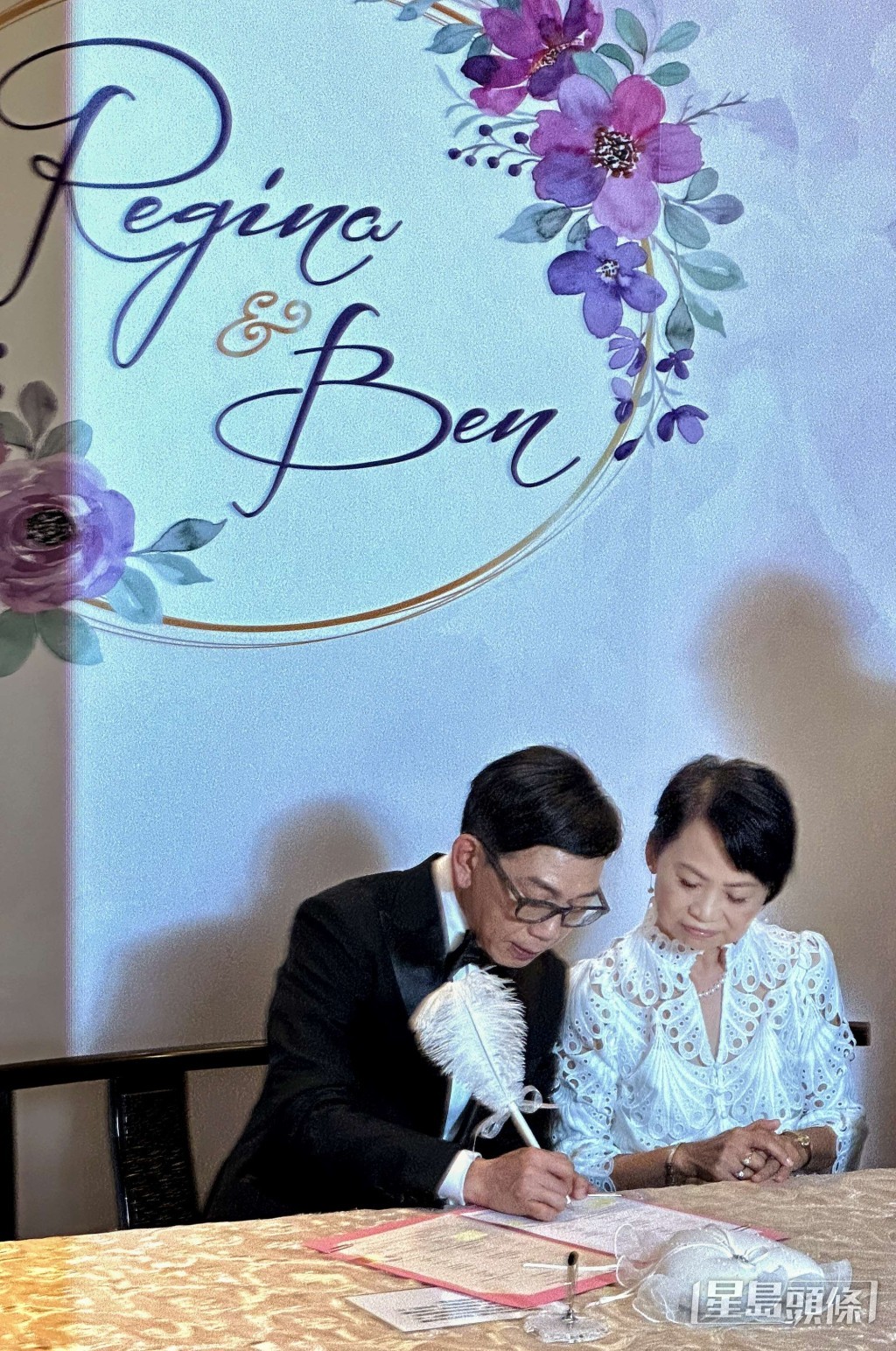 一對新人在眾親友見證和祝福下宣誓,現埸氣氛感動又浪漫。