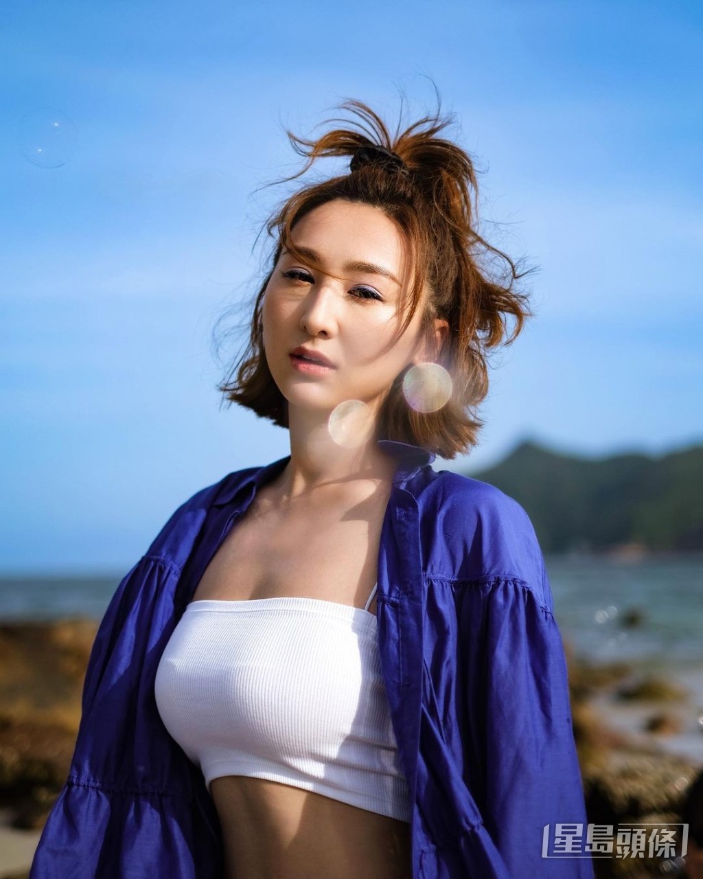 由於高海寧上圍太豐滿,即使封胸依然記到雙峰凸出。