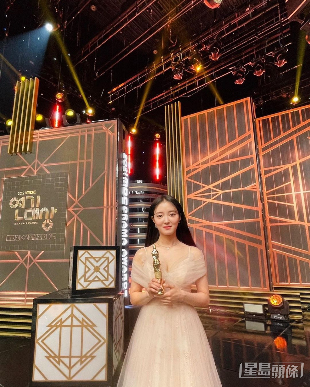 李世榮因古裝劇《衣袖紅鑲邊》在「MBC演技大獎」上封視后。