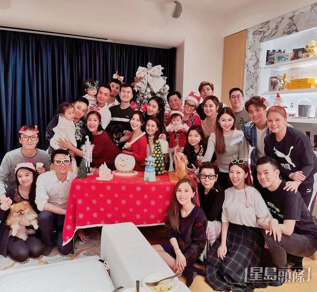 JaniceMan移居上海後亦住大屋，客廳企接近30人合照仍然不覺擠擁。