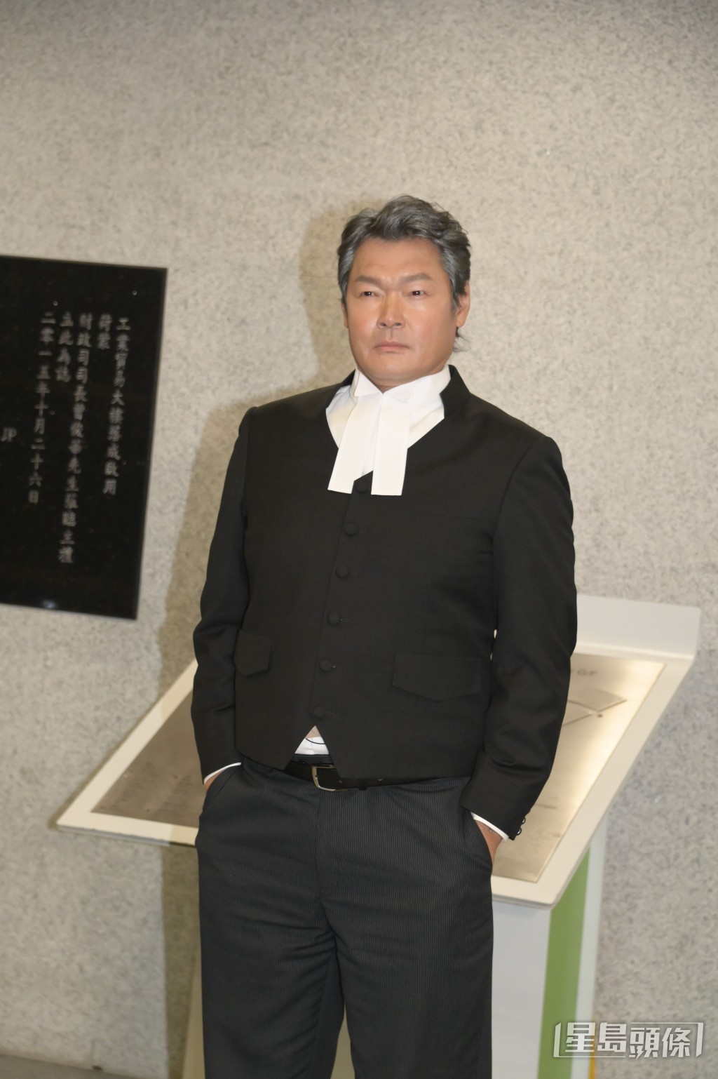 今次不再飾演警察，改為飾演主控，感覺新鮮！
