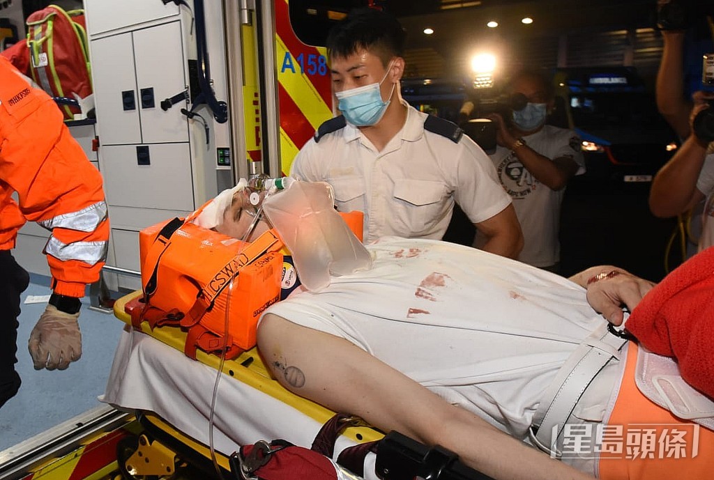 當中28歲的舞蹈員李啟言(阿Mo)頭部遭擊中並傷及頸部。