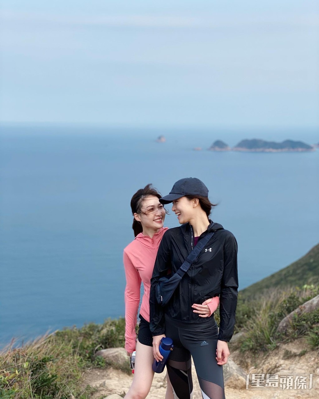 她與同時𡃁模出身的Janice Man（文詠珊）份屬好友，兩人會相約行山見面。