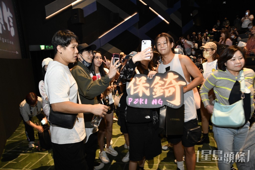 保錡跟Fans開心合照。