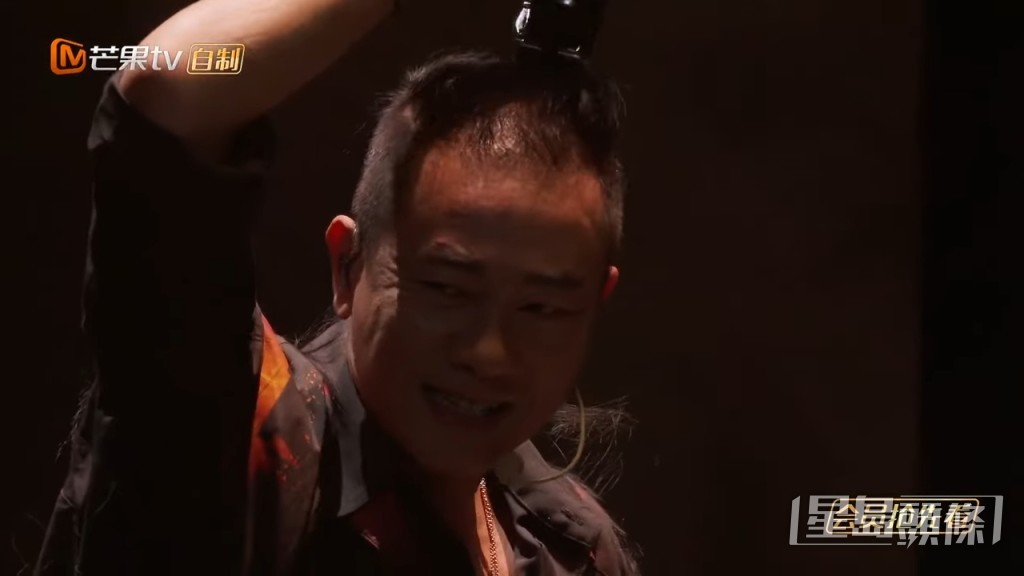 陳小春賽前教張智霖剃頭。