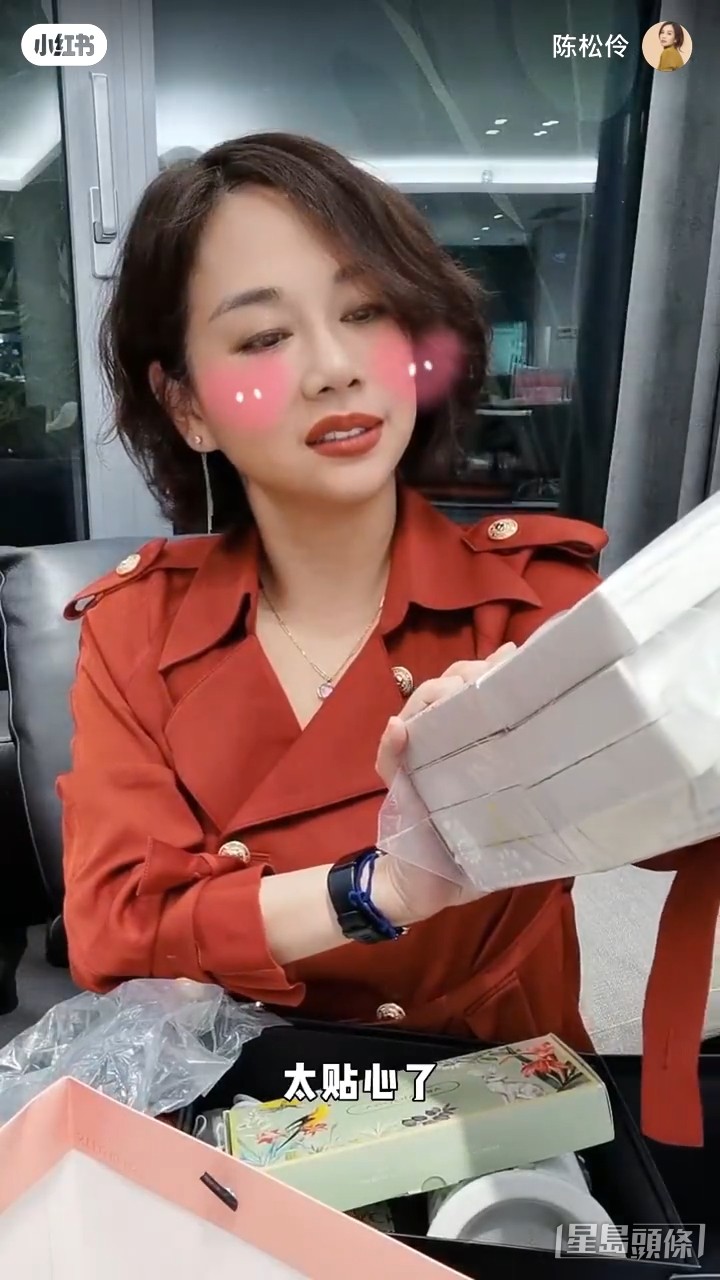 不少網民都讚她依然可愛,十足少女一樣。