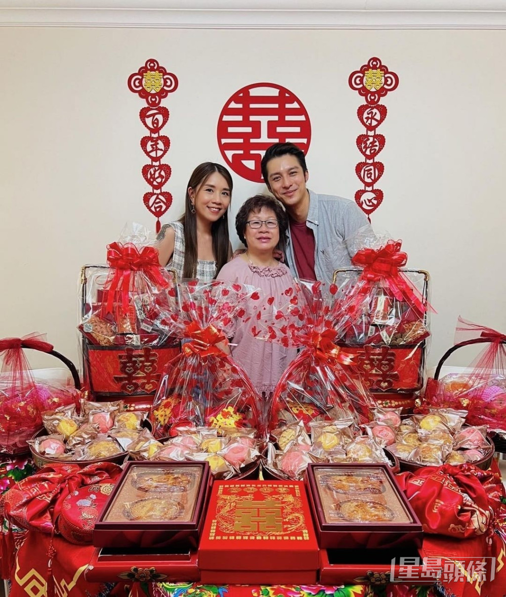 黄嘉乐与摄影师女友Samantha（江惠贤）求婚成功，亦跟足传统做过大礼仪式，满枱物资包括椰子篮、海味、生果、大量喜饼连龙凤饼都齐备。