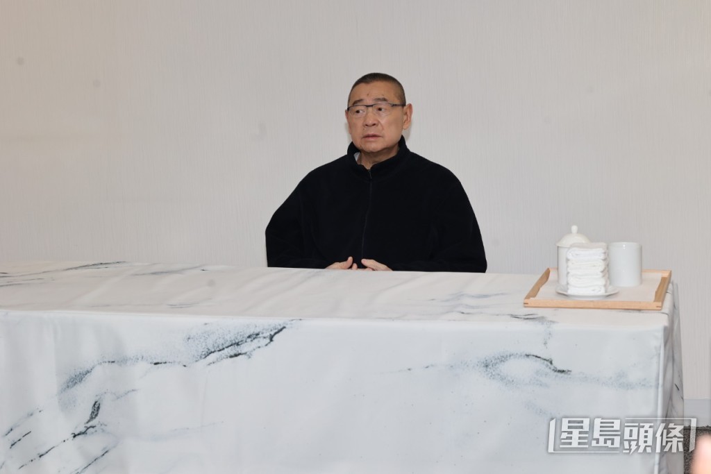金句六(否認The ONE是女友李嘉欣所命名):「本人任何思想環境下、私人和工作上都無諗過The ONE,有人畀稿交畀我秘書去跟,叫到我就做,借我秘書呃咗個老襯。」