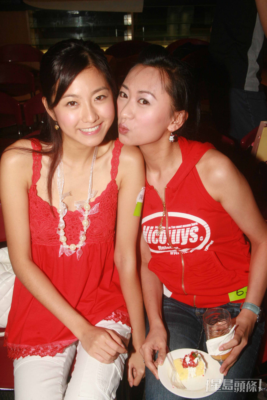 陈自瑶（左）于2004年加入TVB，曾演出演出过《同事三分亲》、《宫心计》等多部剧集。