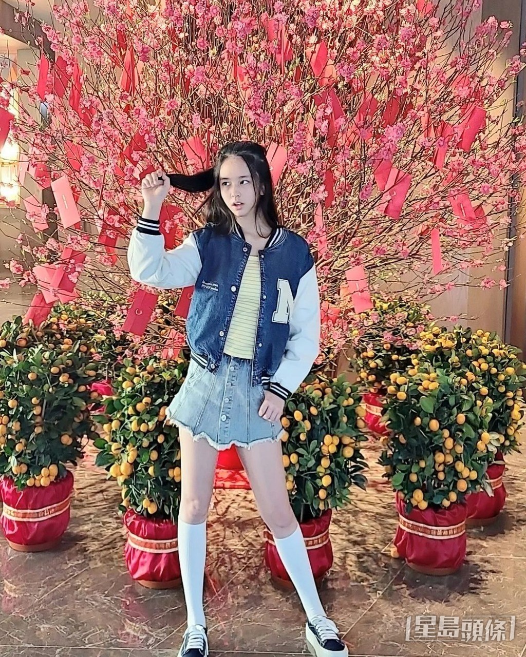 样子很娇俏。