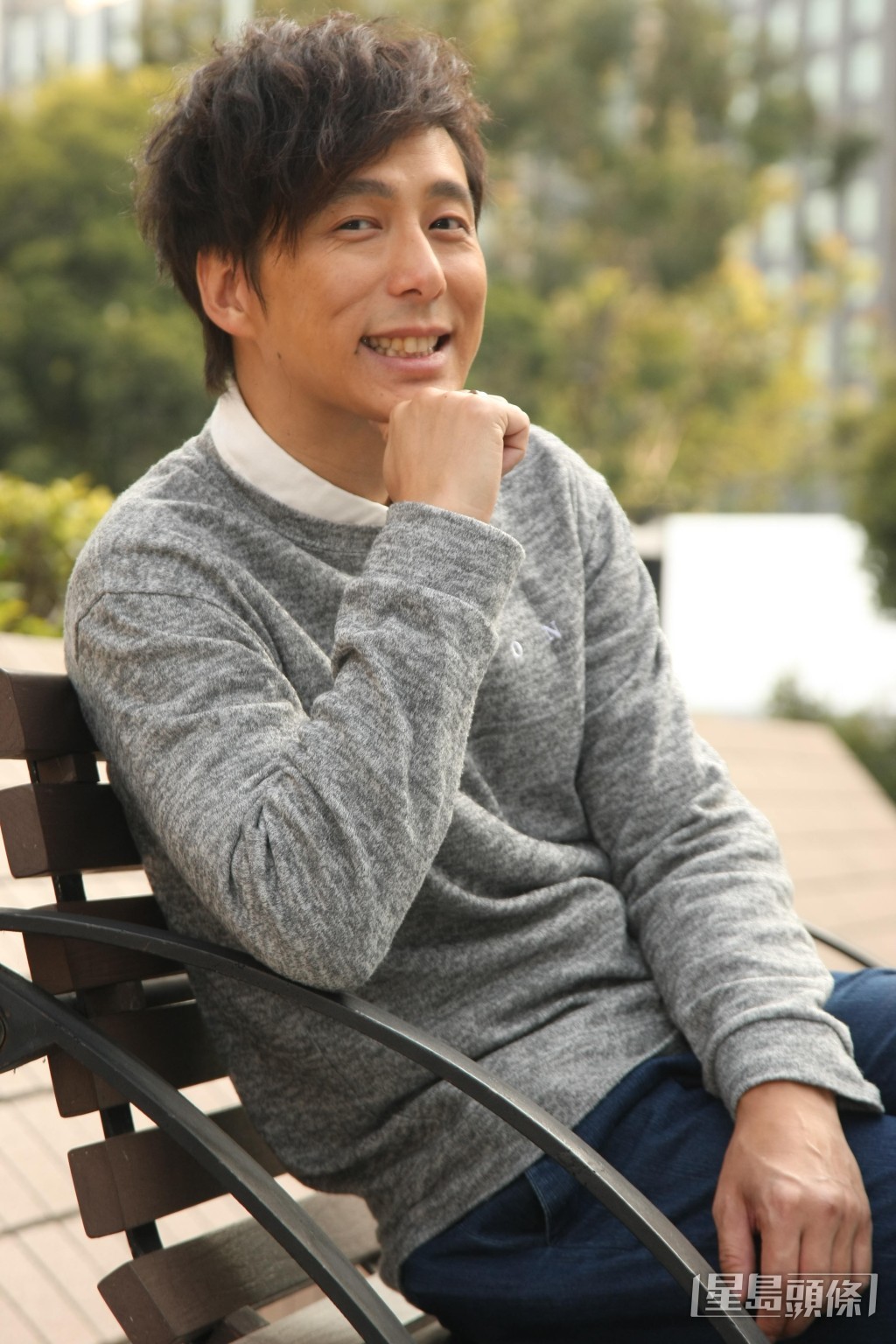 移民加拿大前須考英文試，雖然自認英語能力不錯，但文法上已忘記得七七八八，於是他用2個月時間買書苦讀英文文法。
