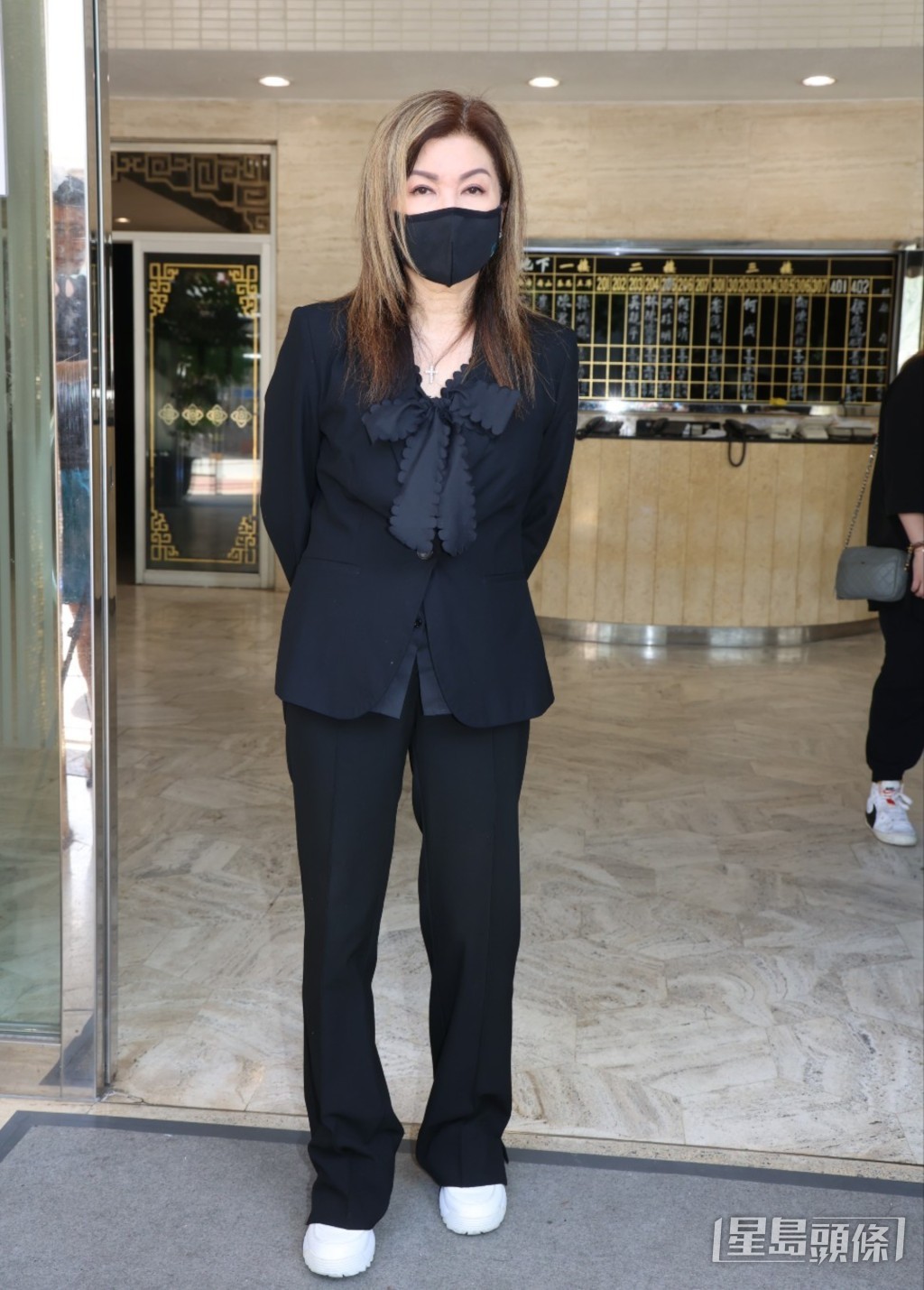 樂易玲今早穿上一身黑衣到場。