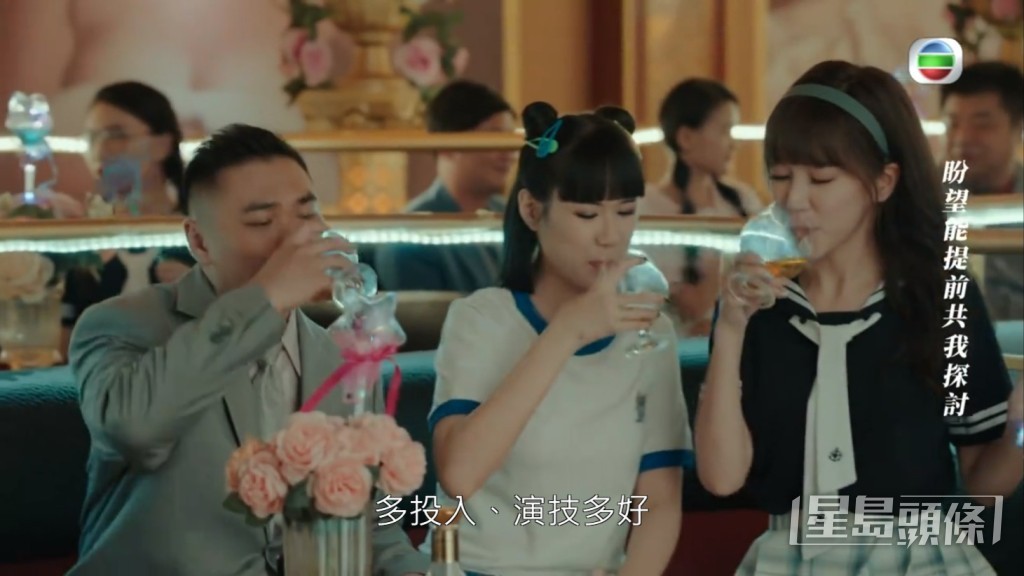 傅嘉莉（右）嘅学生妹造型畀网民赞好。