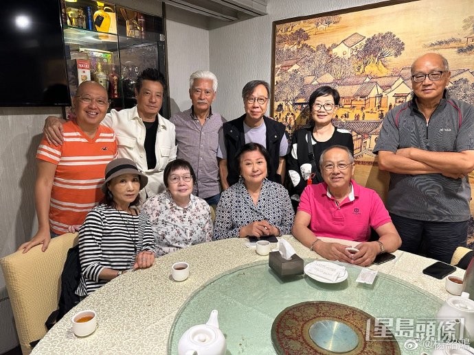 74歲于洋精神飽滿,不過同場75歲石修(後左二)不論衣着或外形,都比其他年紀相若的老友更顯年輕。