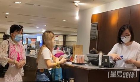 花姨被Sales誤會想打尖，即扯火將衣架連衫掉上櫃枱，更大鬧sales，「想公道嘅去搵法官啦！」