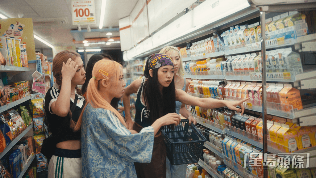 戲外結伴去便利店掃貨。