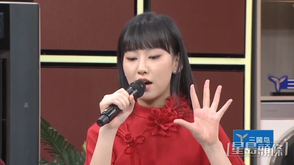放開另一隻手亦見到咪的下半部份亦有她的手汗。