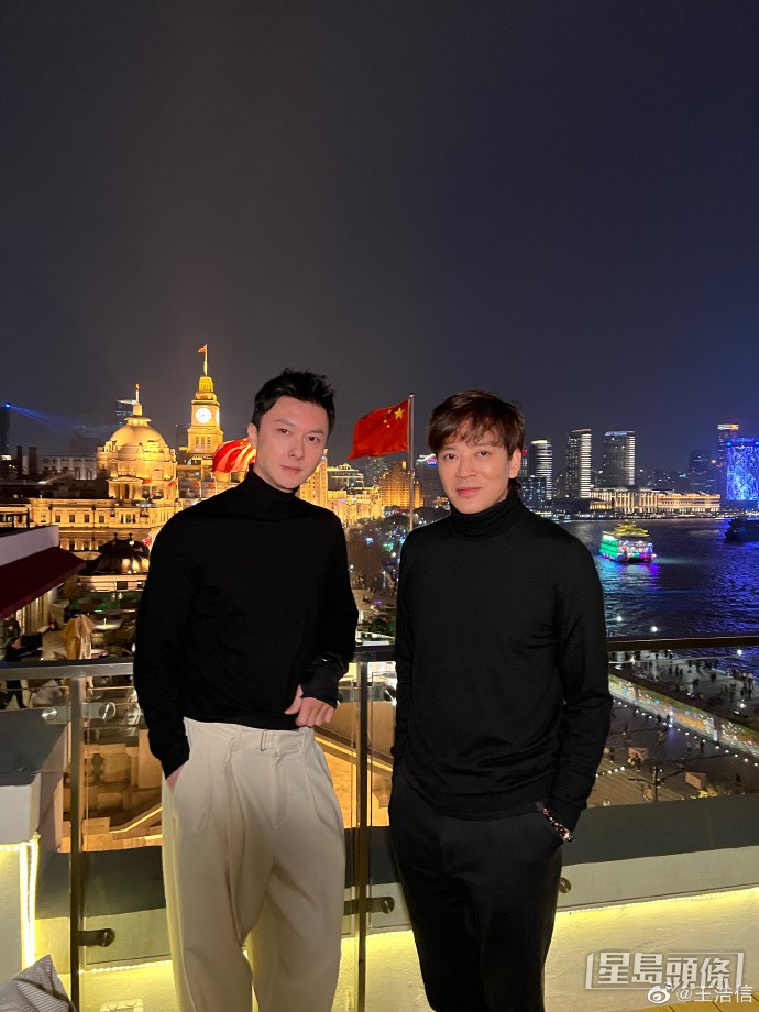 於上海外灘與陳曉東合影。