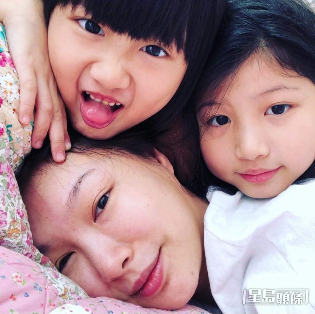 赵颂茹离婚后成为单亲妈妈，独自抚养两个女儿，她曾表示，银行户口曾只剩下几万元，每次使钱都心惊。为了照顾两女，甚至连做工人、洗碗等基层工作都愿意做。