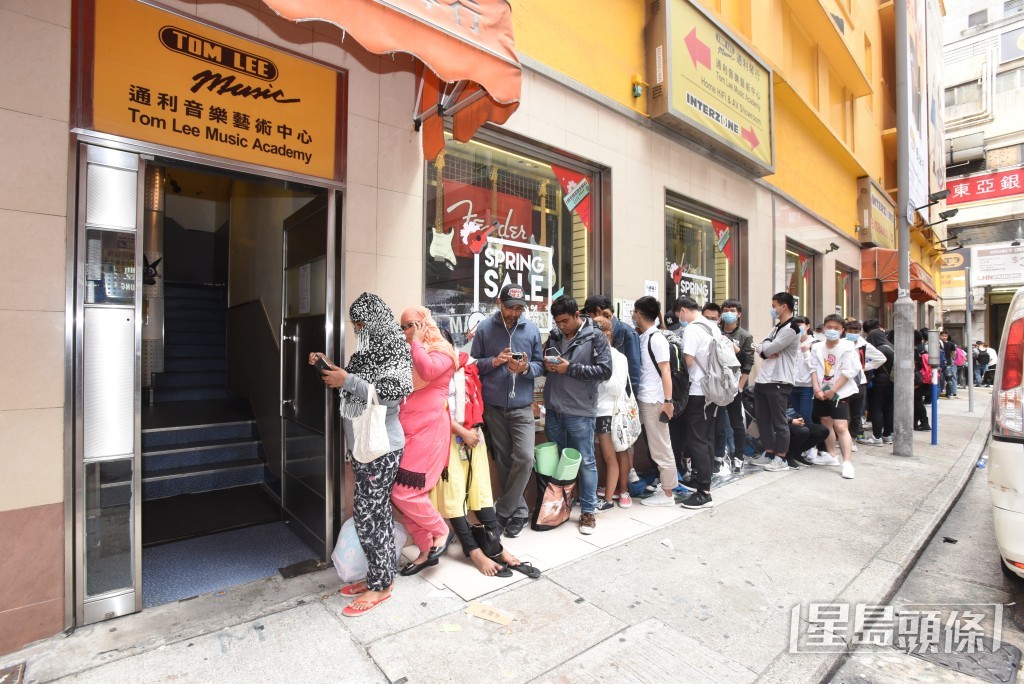 五月天每次賣飛都吸引不少人排隊，不過裏面有不少疑似南亞裔黃牛黨。