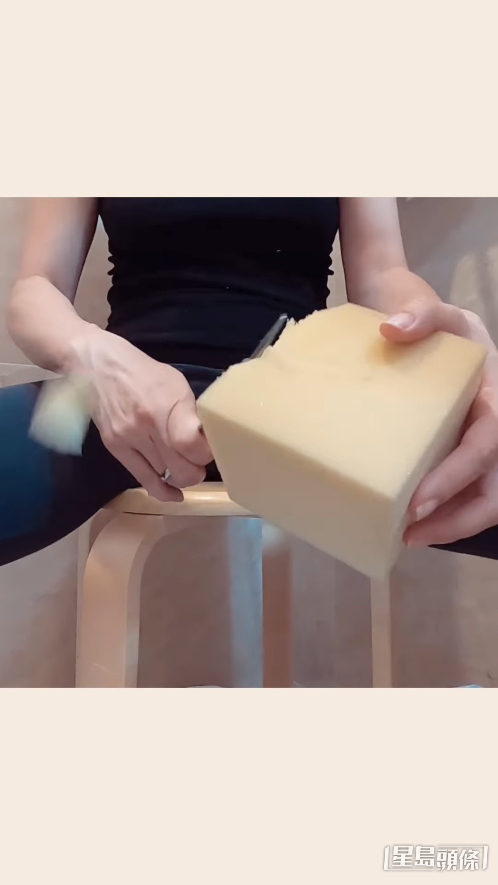 另一段短片見到簡幕華她將正方體的海綿剪成球狀。