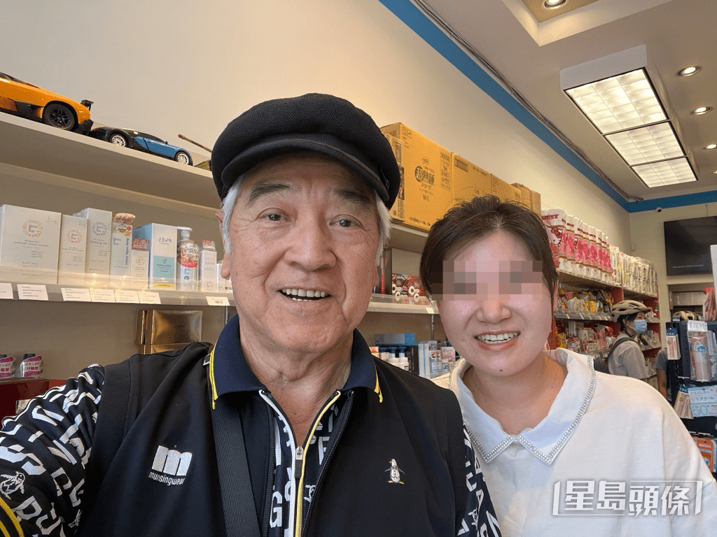 明顯見到秦沛頭髮已經全變銀白,不過眉毛依然好黑。