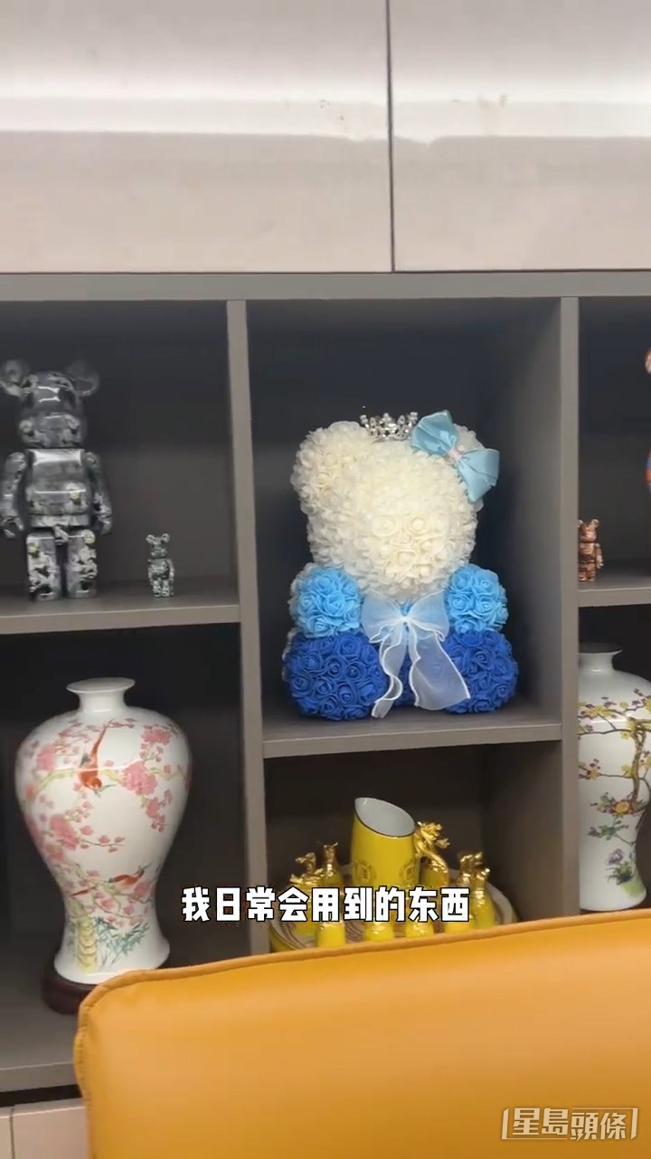 放了不少熊和古董擺設。