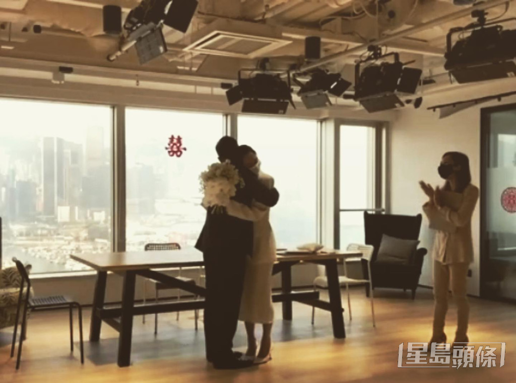 劉鳴煒去年3月在社交網宣佈婚訊。