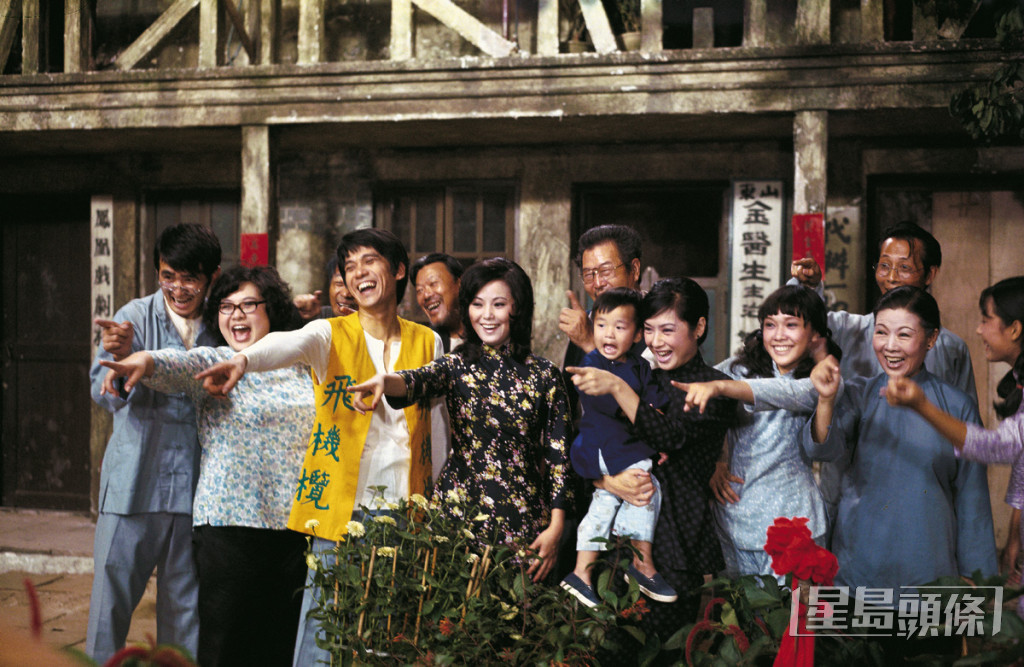1973年楚原執導《七十二家房客》開創粵語喜劇片先河，南紅（前排右四）亦有參演。