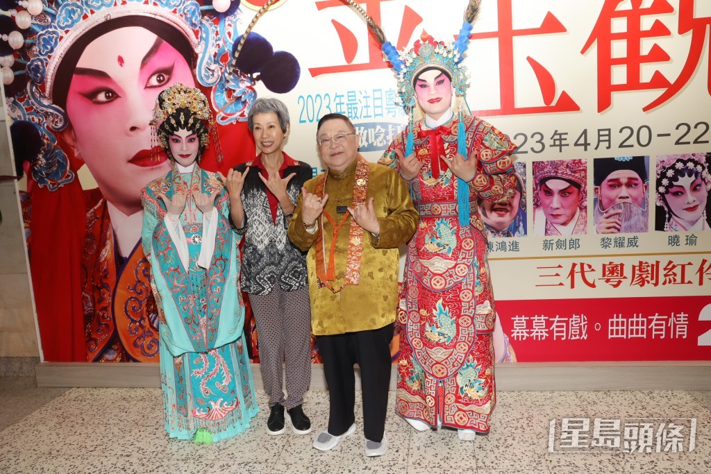 李居明率一眾演員包括藍天佑和鄭雅琪等進行拜神儀式。