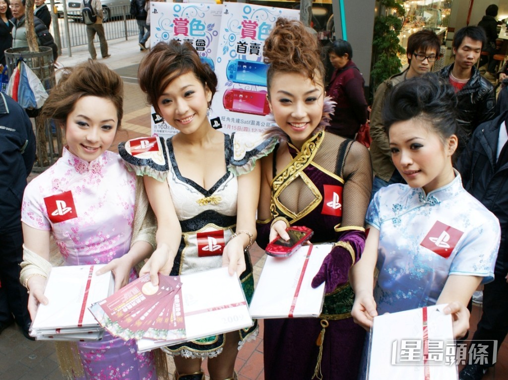 雷凱欣（左三）曾被多本雜誌名為香港新一代性感水著女神，之後更加入三級片女星行列，接拍首部18禁作品《禁室培慾之愛的俘虜》。
