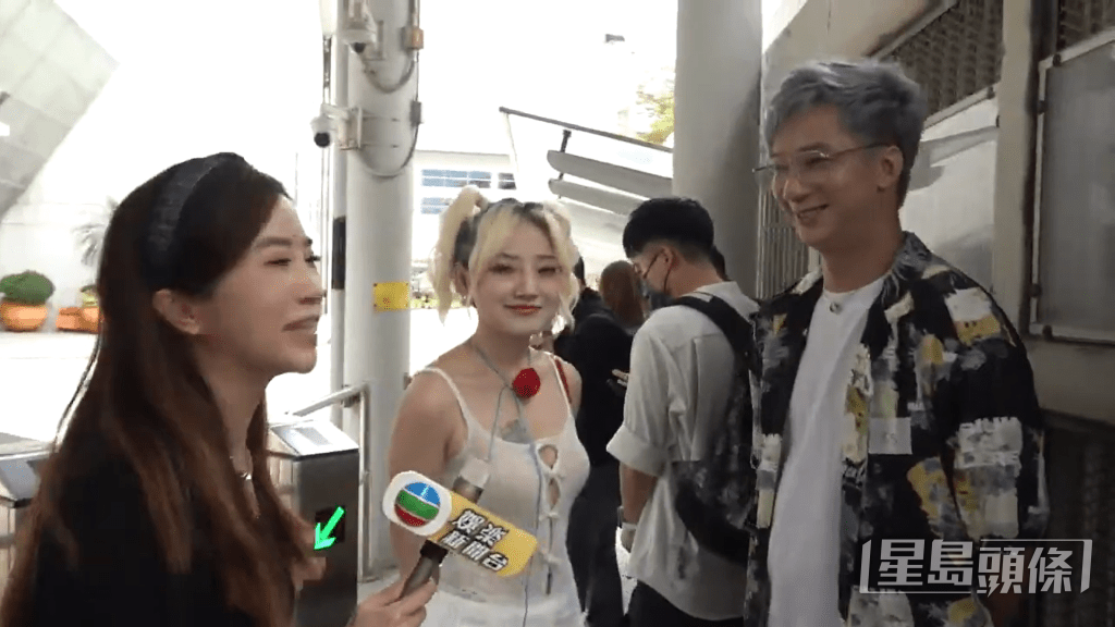 原來她換了另一個身份。