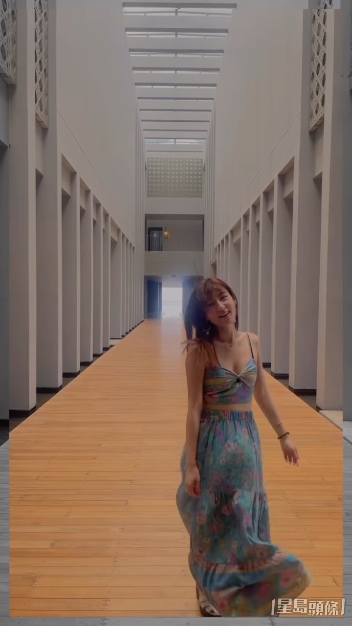 在泰國貼身吊帶小背心上陣。