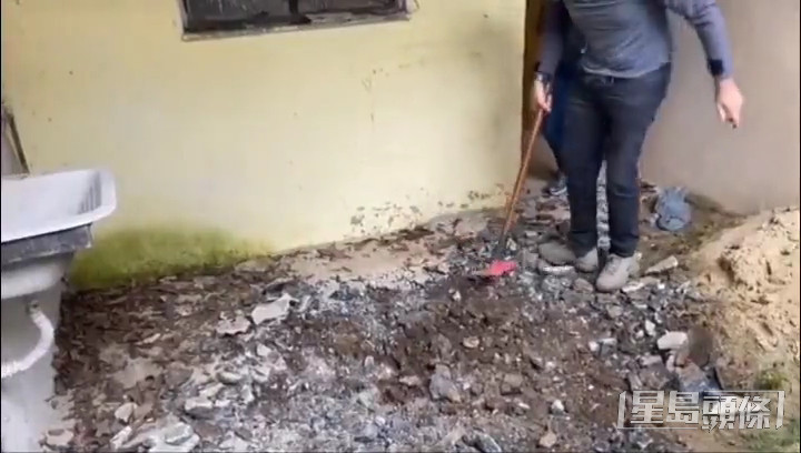 里约热内卢警方在5月22日于当地一栋住宅后院地下发现一个木箱。