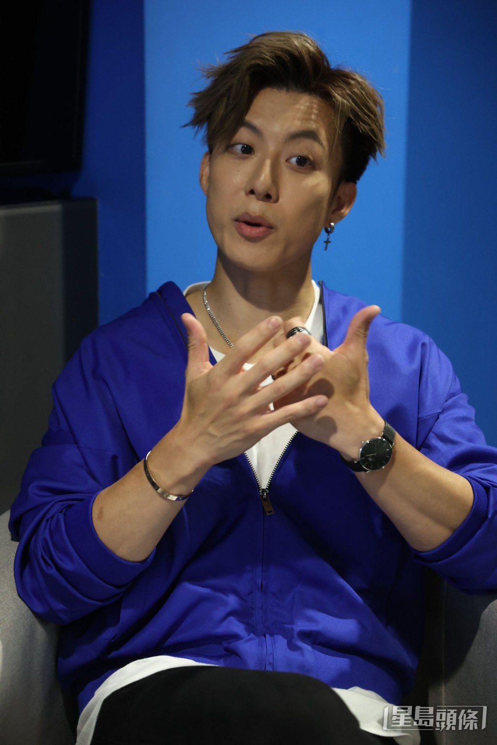 香香表情又多又得意，送个表情图集畀“孩籽”。
