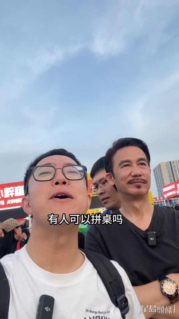 最後還大喊找人拼桌，最後竟然與當地人同枱燒烤，非常親民。