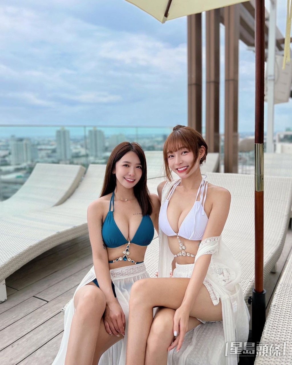 林襄同队友张雅涵（左）斗性感。