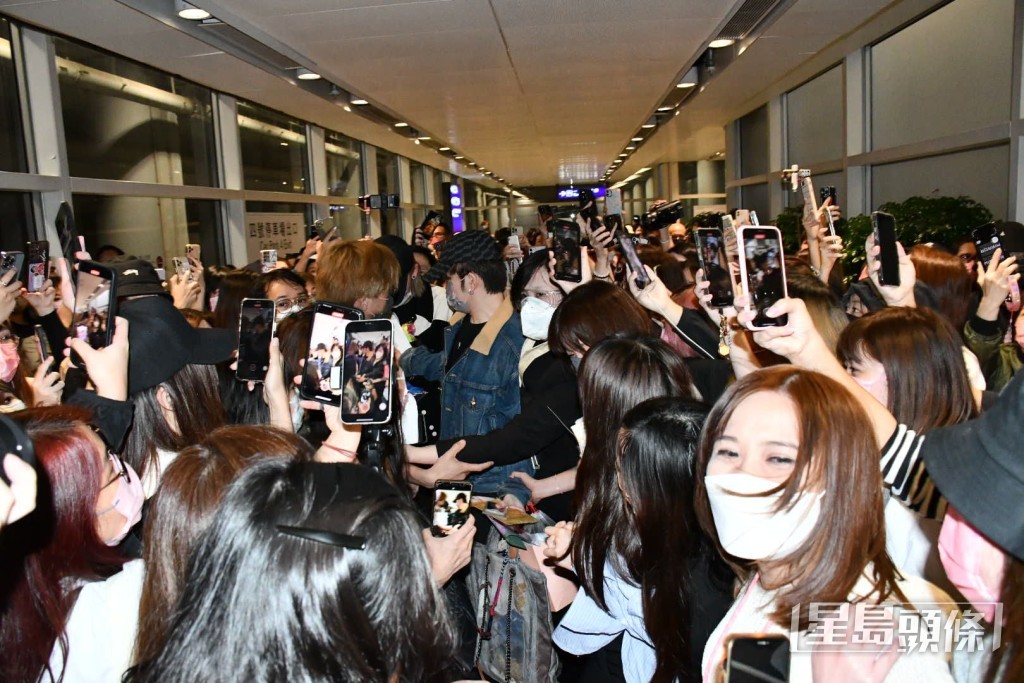 「教主」邊行邊獲fans打氣。