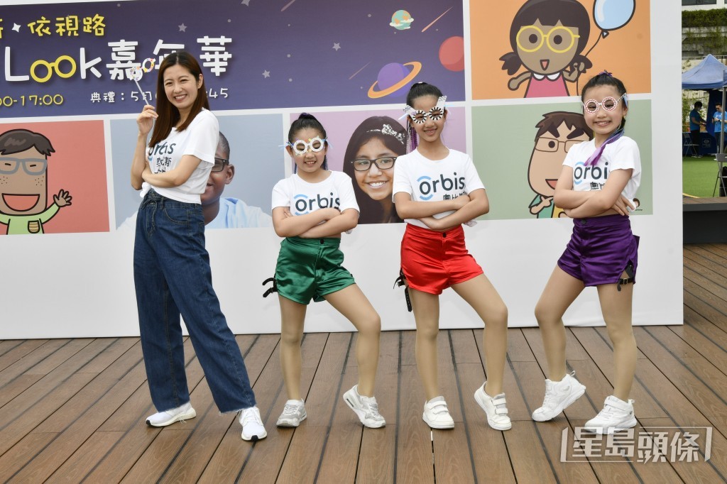 陈自瑶仲一齐摆Pose。
