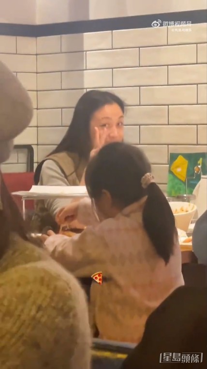 湯唯發現網民偷拍也沒有詐型，仲對鏡頭舉V兼搞笑拋媚眼。