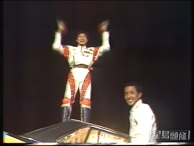 【1984年】劉德華表演飛車失敗,幸好最後人冇事,自行爬出車外,更站上車頂振臂高呼。